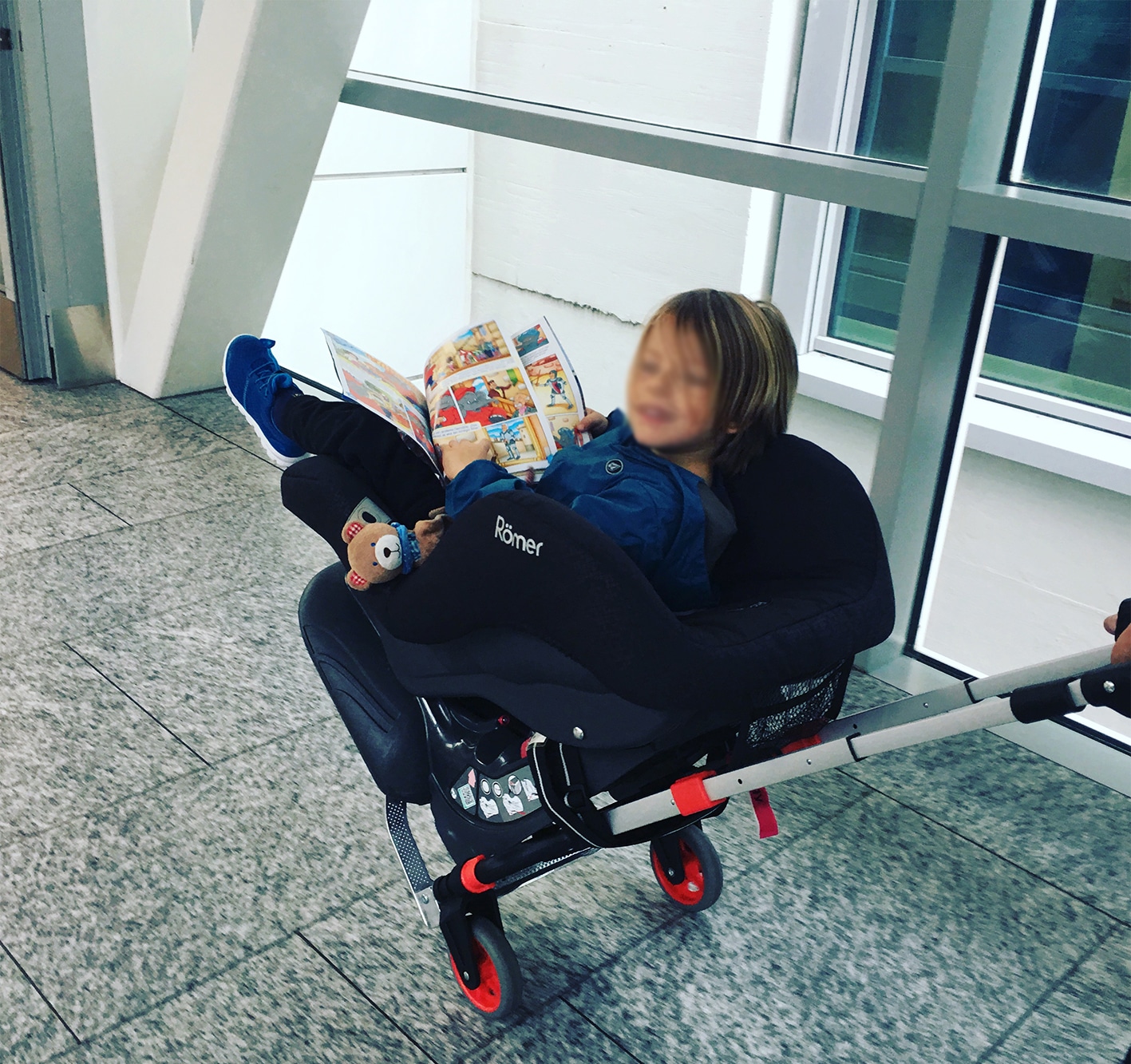 Fliegen_mit_Kindern_Autositz_Sackkarre