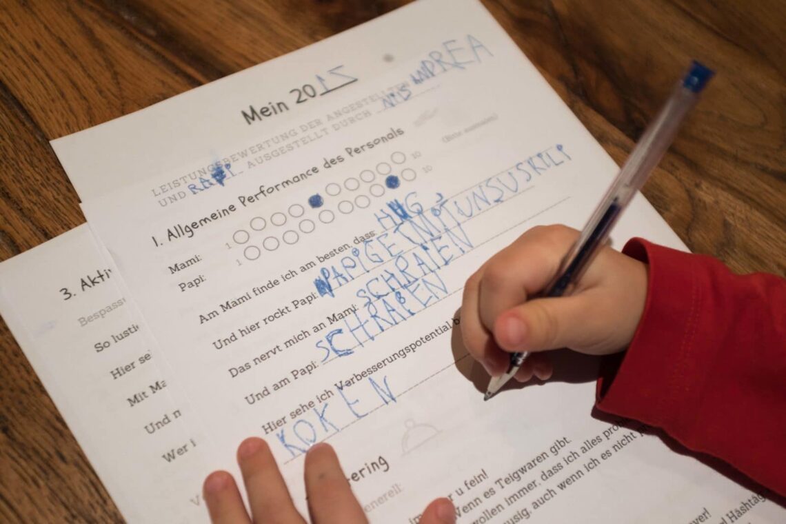 Lustiges Jahresendgesprächs-Formular, das von Kinderhand ausgefüllt wird. – Du willst dich auch bewerten lassen? Hier kostenlos downloaden.
