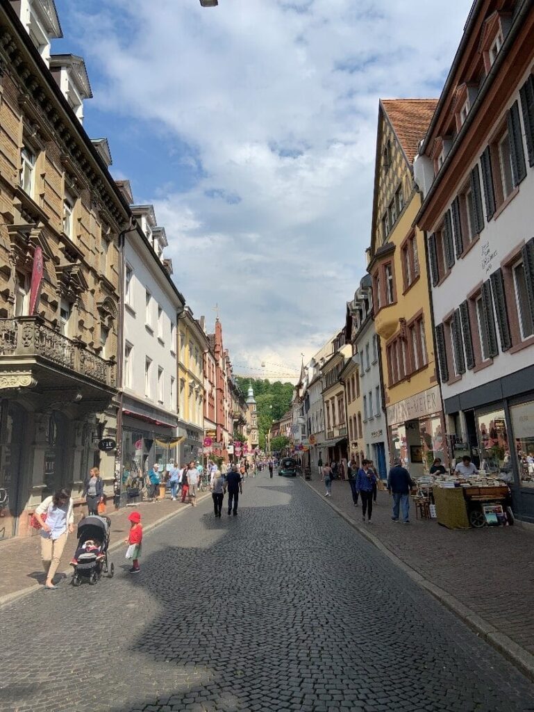 Belebtes Freiburg bei Sonnenschein