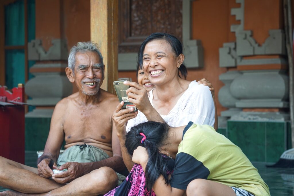 Lachende Balinesen