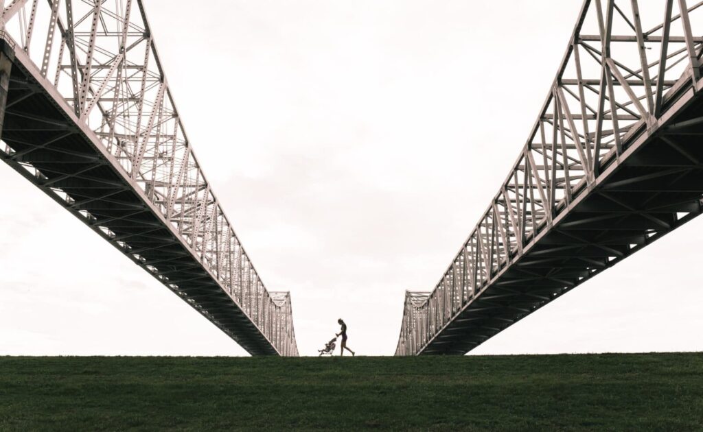 Erwartungen an Mütter - Frau mit Kinderwagen unter Brücke - mal ehrlich