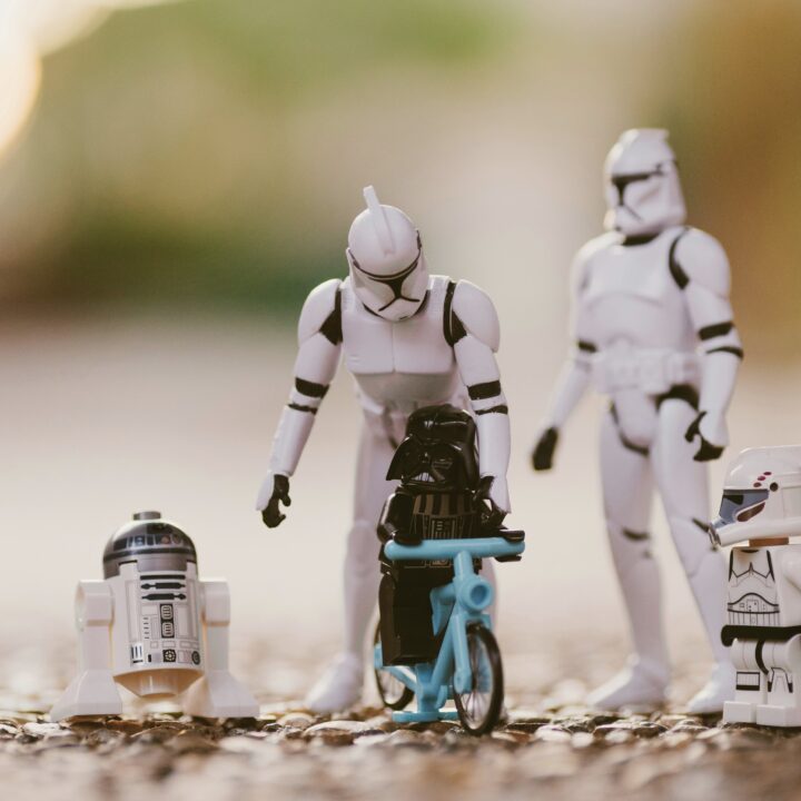 Spielzeugfiguren in Star Wars Manier symbolisieren eine Familie - Mythos gleichberechtigte Partnerschaft,
