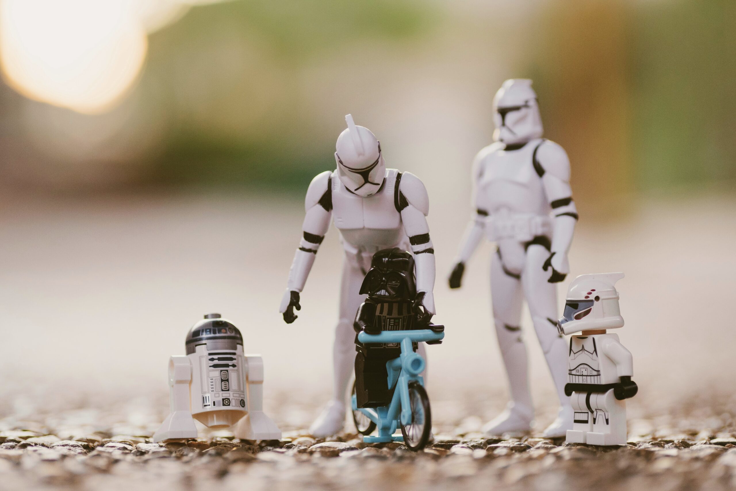 Spielzeugfiguren in Star Wars Manier symbolisieren eine Familie - Mythos gleichberechtigte Partnerschaft,