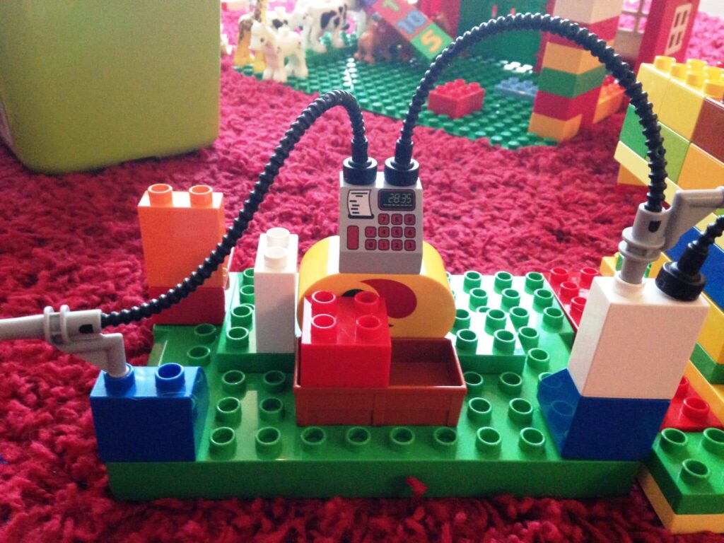 Was machen ältere Geschwister, während die Mutter das Baby stillt? Zum Beispiel eine Lego-Milchpumpe bauen. - mal ehrlich