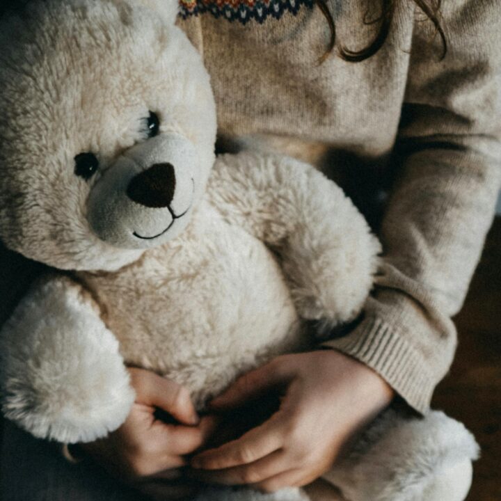 Kind hält Teddybär im Arm - Wie kann man sein Kind vor Gewalt schützen?