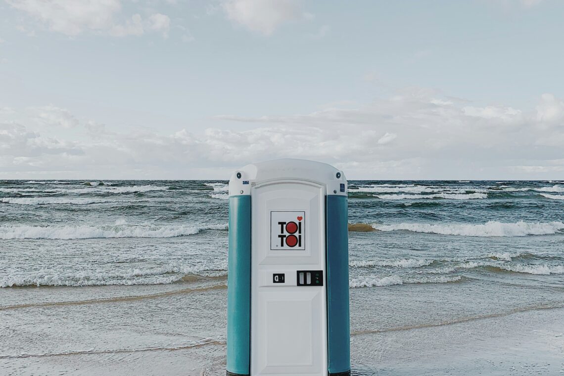 toitoi Toilette an einem Strand - Blasenschwäche ist für viele Menschen ein Problem, und ein Tabuthema