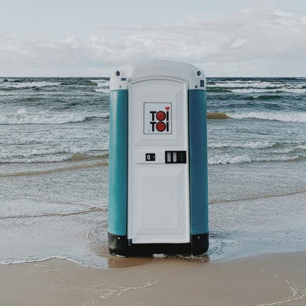 toitoi Toilette an einem Strand - Blasenschwäche ist für viele Menschen ein Problem, und ein Tabuthema
