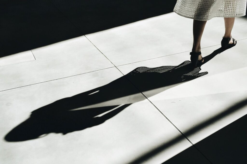 Frau geht aus einem Raum, man sieht ihren Schatten. Kein Klischee, sondern für viele Menschen eine Tatsache: Probleme mit der Schwiegermutter. Eine Frau erzählt.