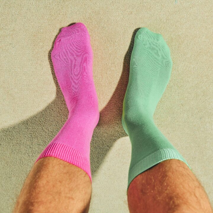 Person mit zwei verschiedenen Socken - Ein Zeichen dafür, dass man das Leben nicht im Griff hat?