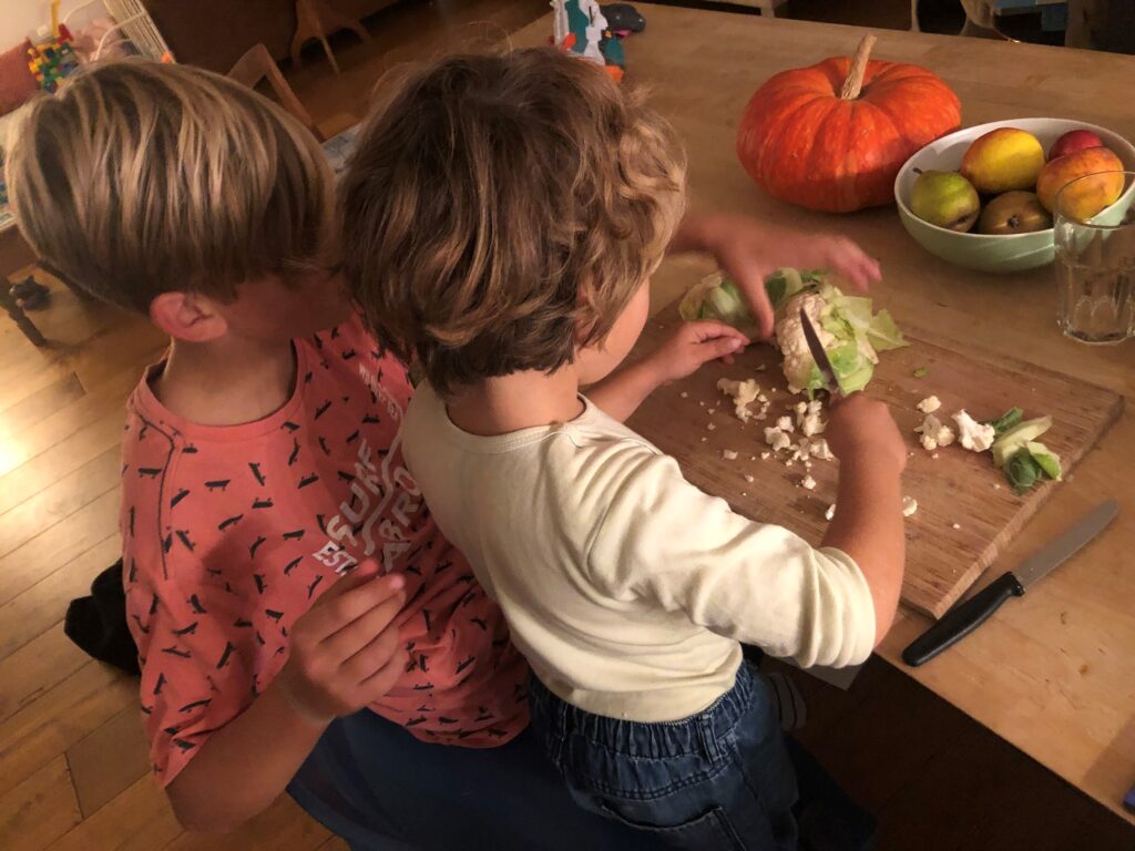 Kinder helfen beim Kochen und im Haushalt - mal ehrlich.