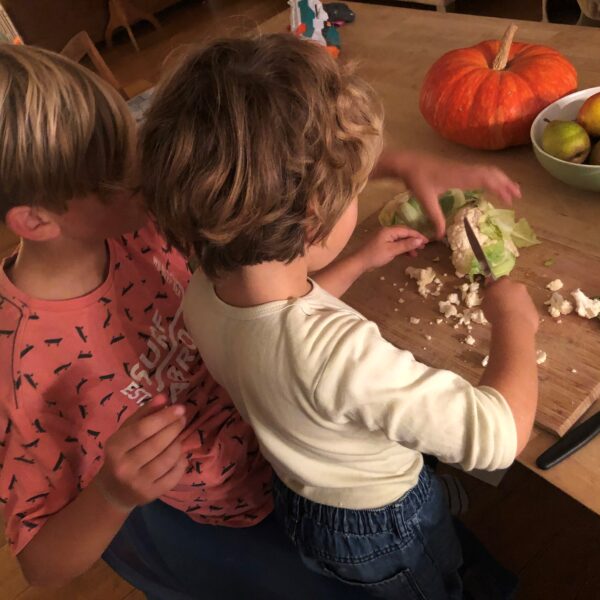Kinder helfen beim Kochen und im Haushalt - mal ehrlich.