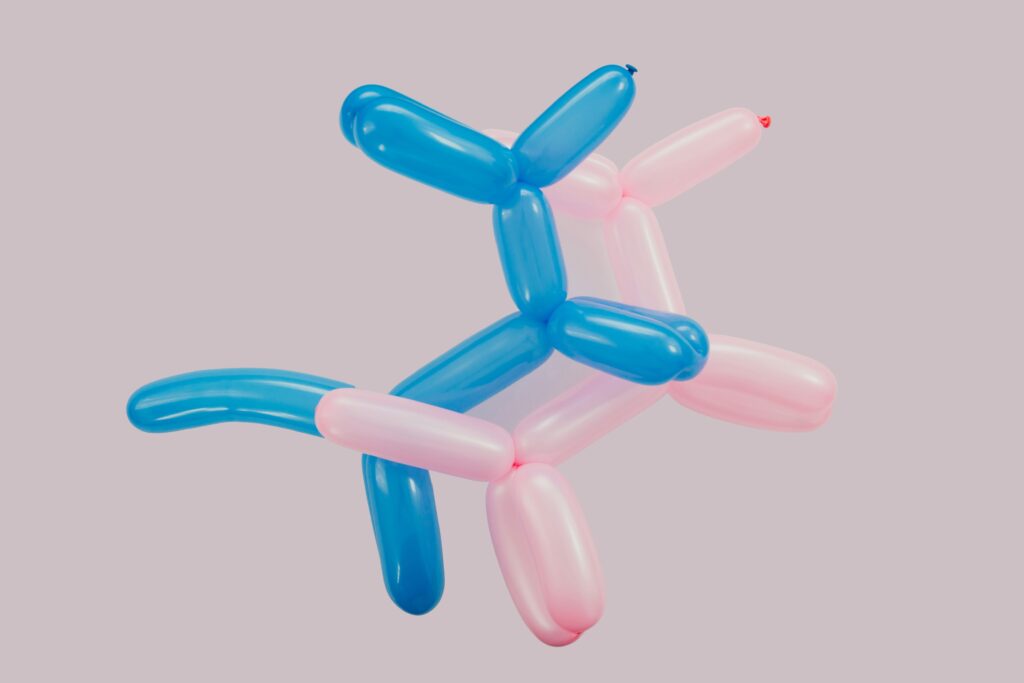 Zwei Ballon-Hunde, die so aufeinander liegen, dass es Sex symbolisiert. - Eine Frau erzählt ihr Mann geht fremd und sie weiss es schon lange