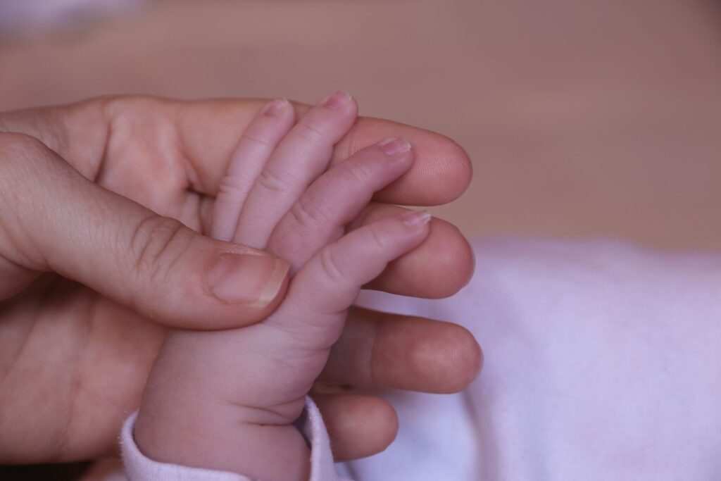 Einem Baby werden die Nägel geschnitten