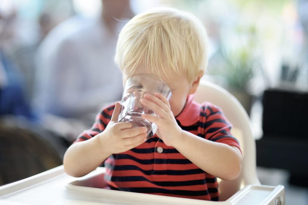 Kleinkind trinkt Wasser