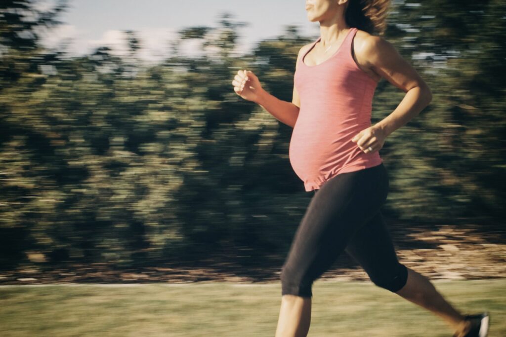 Frau macht Sport während der Schwangerschaft