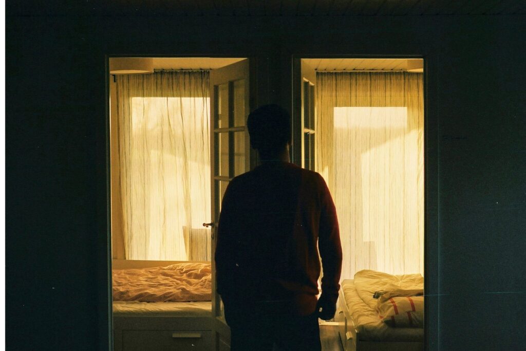 Eine männliche Figur mit Rücken zur Kamera steht vor zwei Zimmern mit offener Türe und Bett. Manfred erzählt, dass seine Frau seit Jahrzehnten keine Lust hat auf Sex. Und dass er schliesslich ein Ventil für seine Lust gefunden hat.