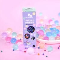 Ob als sensorisches Spielzeug, Deko oder einfach nur zum Anfassen – diese Perlen machen einfach Spass! Und wenn du dich traust, sie zu berühren: Willkommen in der Welt des glitschigen Vergnügens!