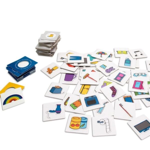 Eine einfache Möglichkeit, deine eigene Indoor-Schnitzeljagd zu machen. Lass einen Spieler oder einen Elternteil die Karten im ganzen Haus verstecken. Folge nun den Hinweisen auf den Karten, um den Topf mit Gold zu finden.