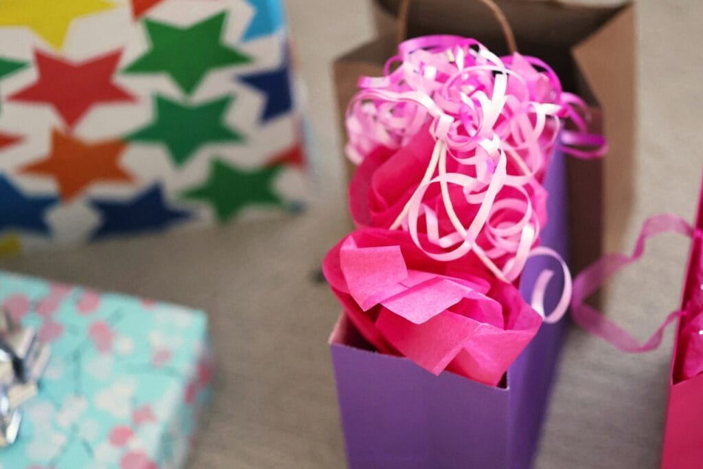 Bunt verpackte Geschenke - Was schenke ich meinem Kind oder Patenkind zu Ostern, Weihnachten oder zum Geburtstag? Ideen für jede Altersstufe