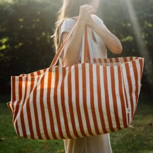 Grosse ökologische Stofftasche aus Bio-Baumwolle, nachhaltig, robust und ideal für Einkäufe, Strandtage oder den Alltag. So grosse wie eine IKEA - Tasche.