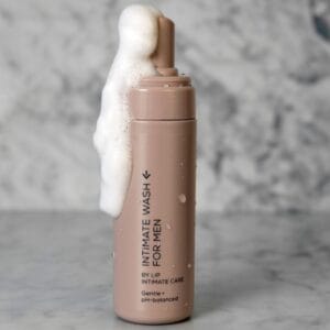 Natürliche Intimwaschlotion für Männer – sanfte, pH-ausgeglichene Reinigung mit Bio-Inhaltsstoffen, vegan & frei von reizenden Zusätzen.