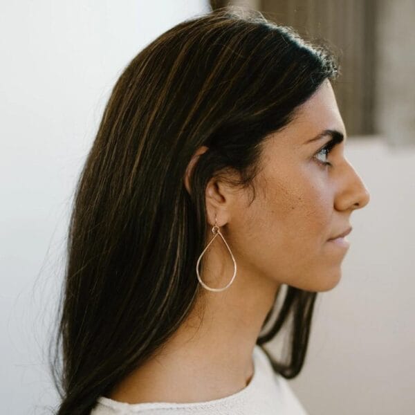 Andrea hat die Teardrops Gold-Ohrringe in ihrer zweiten Heimat Kauai, Hawaii entdeckt. Hinter MIRA stecken zwei Frauen, die mit viel Liebe und Sorgfalt minimalistischen Schmuck herstellen. Jedes Stück wird in Handarbeit gefertigt.