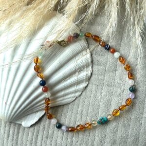 Handgefertigtes Baby- und Kinderhalskette aus einzelnen Steinperlen - jede Halskette ist ein Unikat und ein wunderschöner Begleiter für Dein Kind.