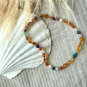 Handgefertigtes Baby- und Kinderhalskette aus einzelnen Steinperlen - jede Halskette ist ein Unikat und ein wunderschöner Begleiter für Dein Kind.