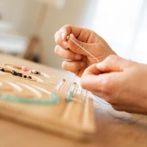 Handgefertigtes Baby- und Kinderhalskette aus einzelnen Steinperlen - jede Halskette ist ein Unikat und ein wunderschöner Begleiter für Dein Kind.