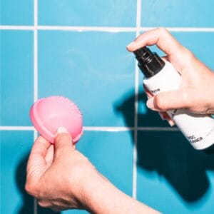 Alkoholfreier Reinigungsspray für Menstruationsdiscs und -cups – sanft, effektiv und dermatologisch getestet für die hygienische Intimpflege.