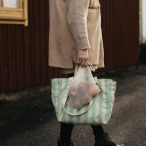 Kompakte Stofftasche mit stabiler Unterseite, Seitenfächern und doppelten Griffen – perfekt für Alltag, Einkauf oder unterwegs.