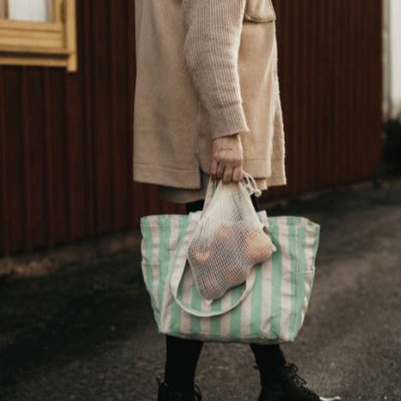 Kompakte Stofftasche mit stabiler Unterseite, Seitenfächern und doppelten Griffen – perfekt für Alltag, Einkauf oder unterwegs.