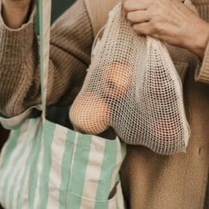 Kompakte Stofftasche mit stabiler Unterseite, Seitenfächern und doppelten Griffen – perfekt für Alltag, Einkauf oder unterwegs.
