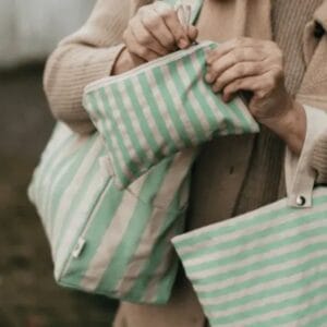 Kompakte Stofftasche mit stabiler Unterseite, Seitenfächern und doppelten Griffen – perfekt für Alltag, Einkauf oder unterwegs.