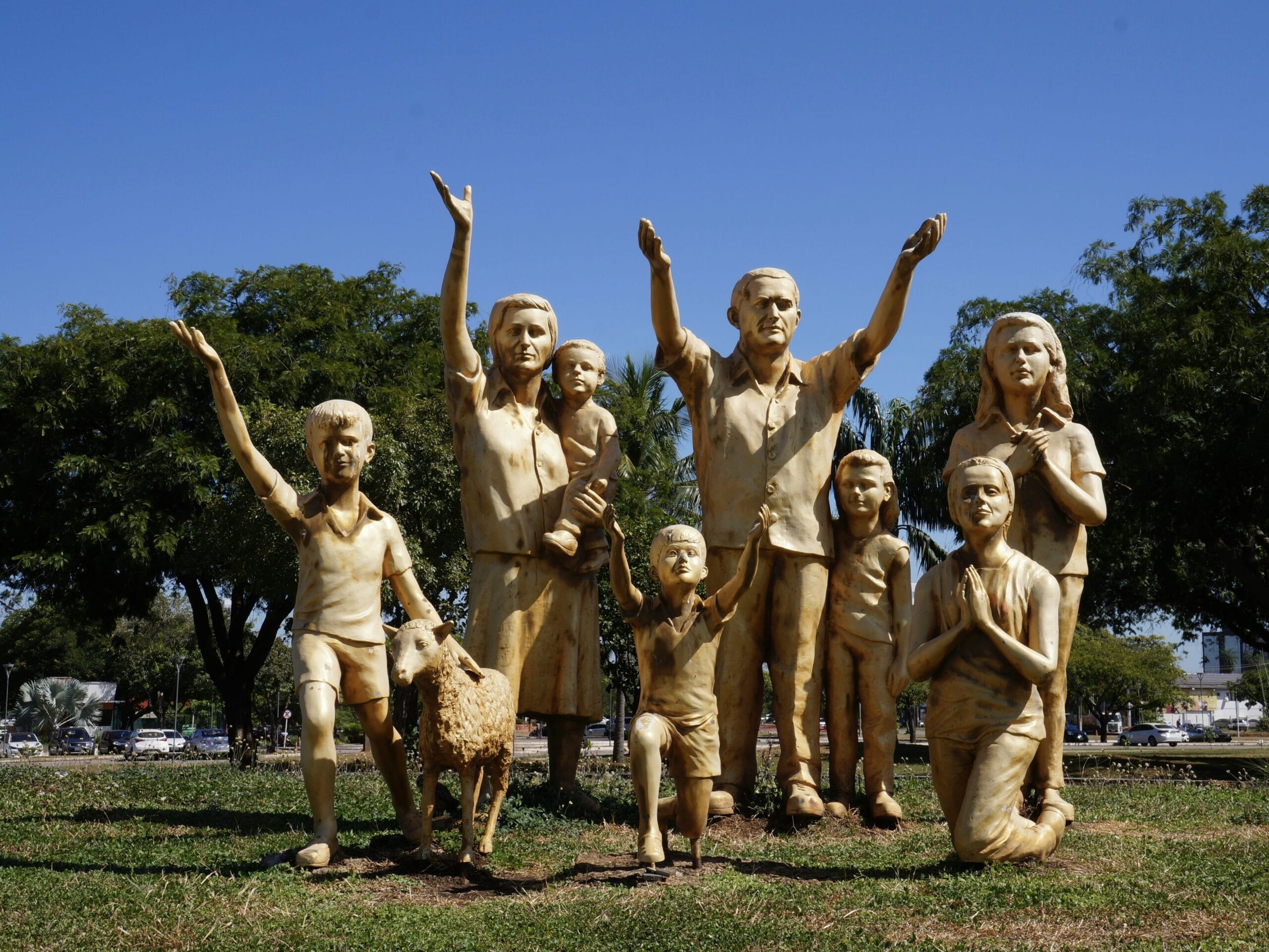 Das Bild zeigt eine Grossfamilie in Statuen.