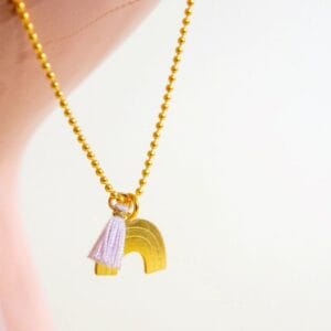 Handgefertigter Schmuck aus Frankreich – 24k vergoldet, umweltfreundlich verpackt und ideal als Geschenk für Kinder ab 6 Jahren.