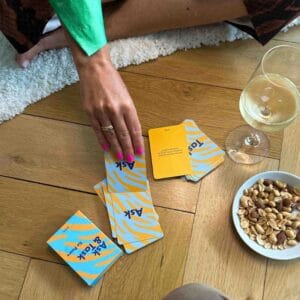 Bringt frischen Wind in eure Beziehung – mit ehrlichen Fragen, die zum Reden, Lachen und Nachdenken anregen, stärkt ihr eure Verbindung im Alltag auf ganz natürliche Weise.
