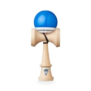 Kendama ist ein japanisches Holzspiel, bei dem die Kugel mit Geschick auf dem Griff balanciert oder gefangen wird.