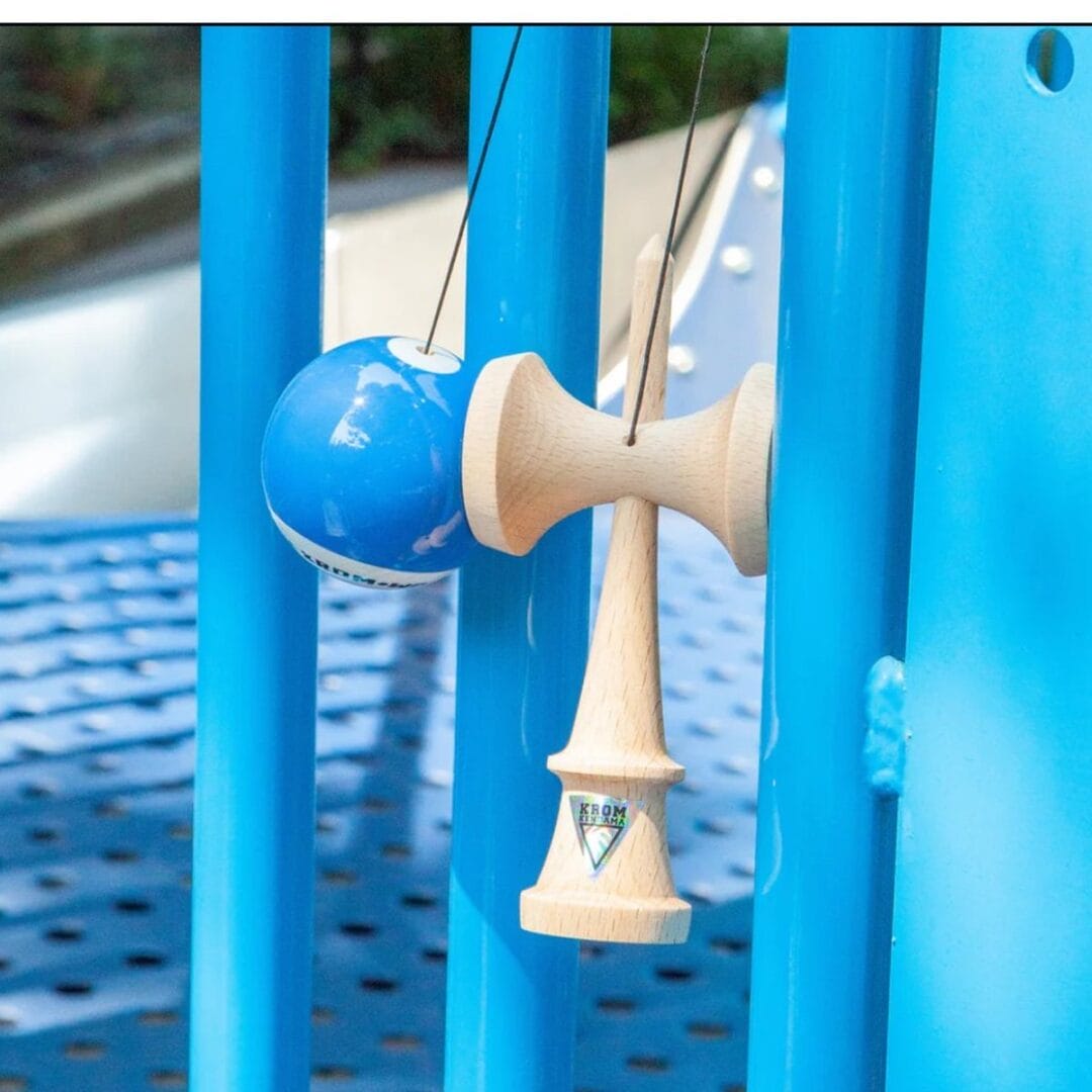 Kendama ist ein japanisches Holzspiel, bei dem die Kugel mit Geschick auf dem Griff balanciert oder gefangen wird.
