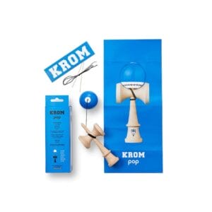 Kendama ist ein japanisches Holzspiel, bei dem die Kugel mit Geschick auf dem Griff balanciert oder gefangen wird.