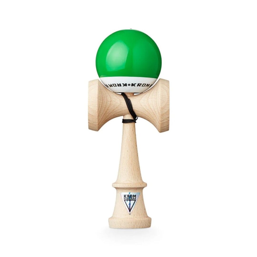 Kendama ist ein japanisches Holzspiel, bei dem die Kugel mit Geschick auf dem Griff balanciert oder gefangen wird.