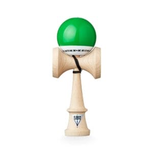 Kendama ist ein japanisches Holzspiel, bei dem die Kugel mit Geschick auf dem Griff balanciert oder gefangen wird.