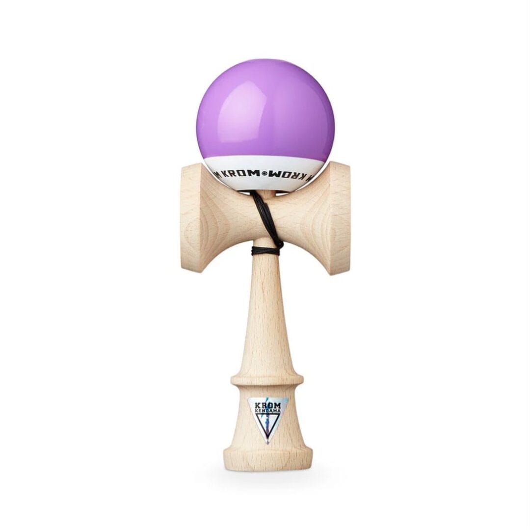 Kendama ist ein japanisches Holzspiel, bei dem die Kugel mit Geschick auf dem Griff balanciert oder gefangen wird.