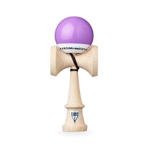 Kendama ist ein japanisches Holzspiel, bei dem die Kugel mit Geschick auf dem Griff balanciert oder gefangen wird.