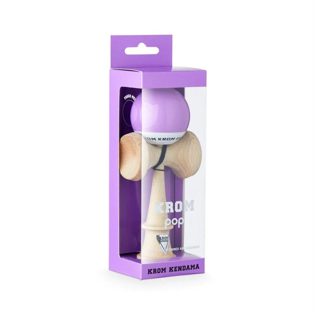 Kendama ist ein japanisches Holzspiel, bei dem die Kugel mit Geschick auf dem Griff balanciert oder gefangen wird.
