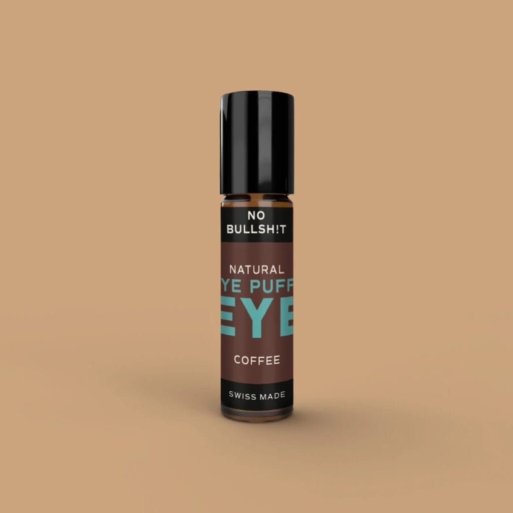 No Bullsh!t Bye Puffy Eye Augenroller in brauner Glasflasche mit schwarzem Deckel