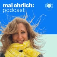 Podcast-Cover mit Ronja Sakata. Sie trägt Haare im Wind und einen gelben Schal.