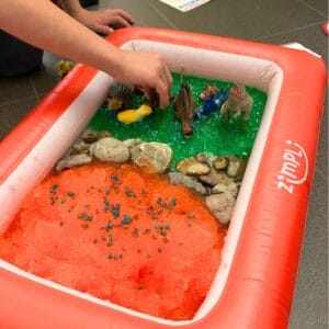 Erlebe mit dem Zimpli Kids Playtime-Set buntes, schleimiges und knisterndes BadespassChaos – biologisch abbaubar, hautfreundlich und perfekt für sensorisches Spielen.