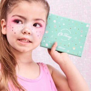 Bio Glitzer von Oh Flossy – sicher für Kinder, pflanzenbasiert und biologisch abbaubar. Perfekt für kreative Schminklooks & Kinderpartys. Passt ideal zu Face Paint & Badebomben.
