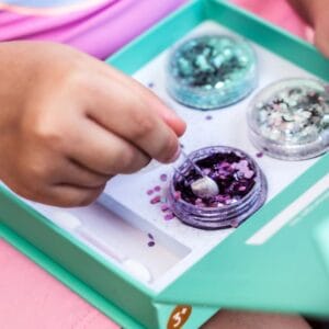 Bio Glitzer von Oh Flossy – sicher für Kinder, pflanzenbasiert und biologisch abbaubar. Perfekt für kreative Schminklooks & Kinderpartys. Passt ideal zu Face Paint & Badebomben.